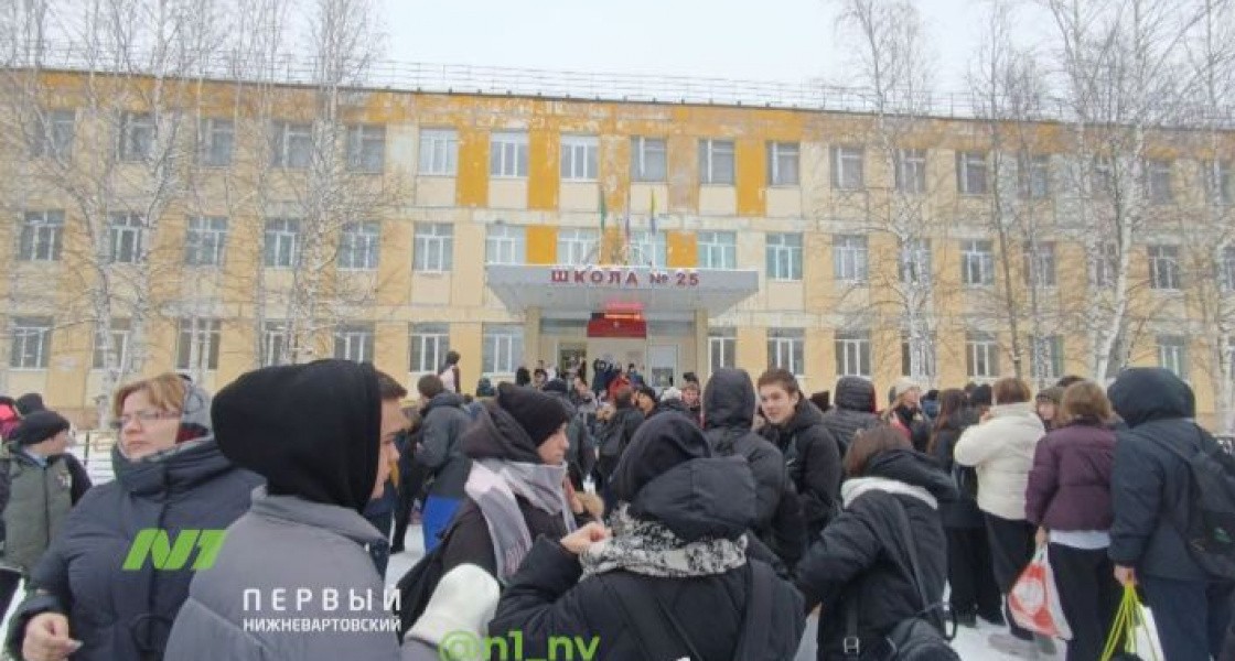 В Нижневартовске эвакуировали две школы