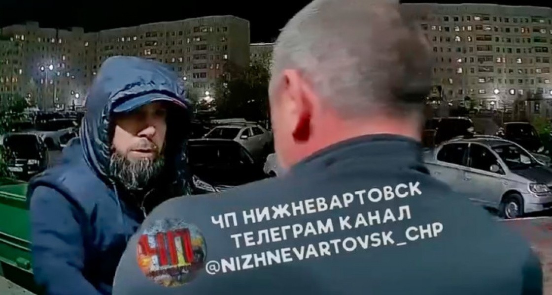 В Нижневартовске агрессивный мужчина с бородой напал с ножом на сидящего на лавке вартовчанина