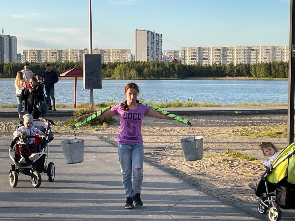 Русская община организовала массовый хоровод в Нижневартовске. ФОТО