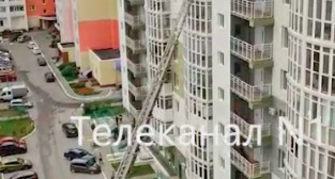В Нижневартовске пожарным не хватило длины лестницы, чтобы добраться до пожара