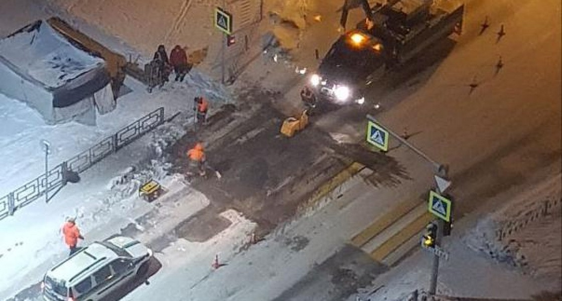 Дорожные службы Нижневартовска объяснили, почему укладывают разметку ночью в снег