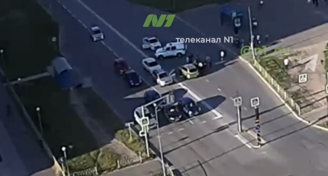 В Нижневартовске пассажир выбежал из автомобиля и попал под колеса