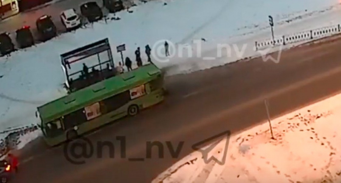 В Нижневартовске на ходу загорелся пассажирский автобус. ВИДЕО