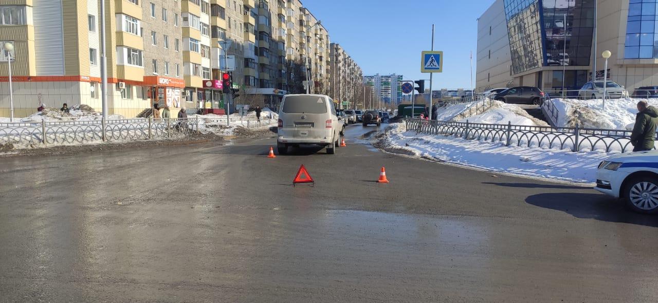 В Нижневартовске иномарка врезалась в опору освещения