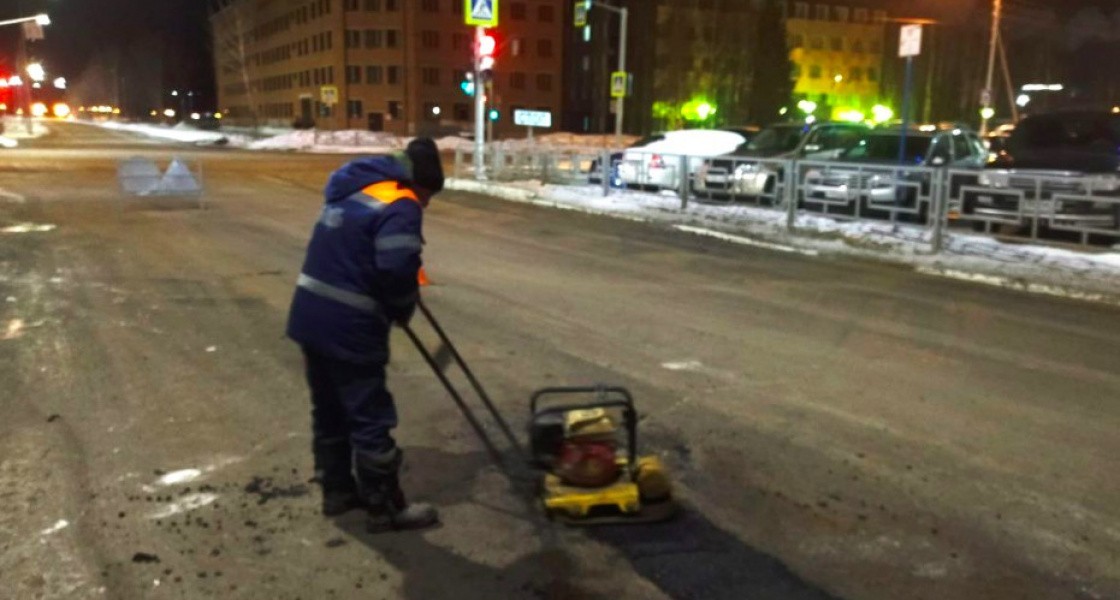 Дорожным службам Нижневартовска приходится работать по ночам, чтобы устранять выбоины