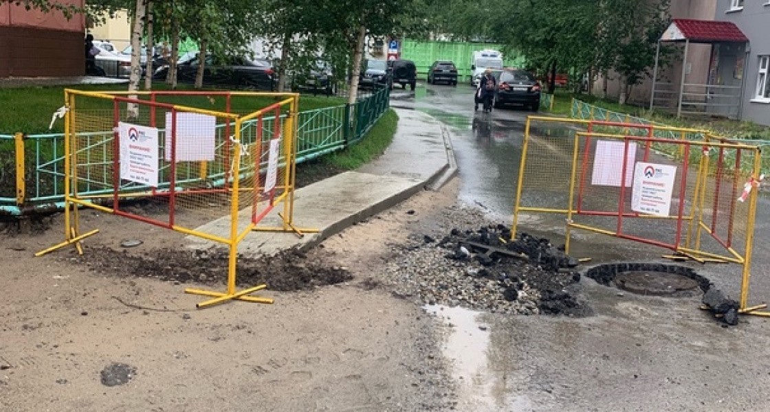 В Нижневартовске спустя год после порыва не могут восстановить разрушенный двор