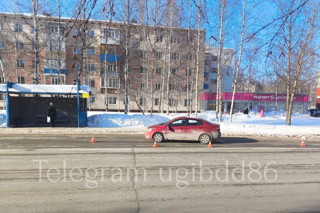 В Нижневартовске машина сбила девочку, которая выбежала на проезжую часть