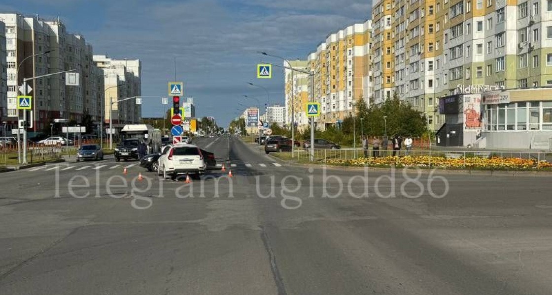 В Нижневартовске лихач проскочил на красный и устроил ДТП с пострадавшими