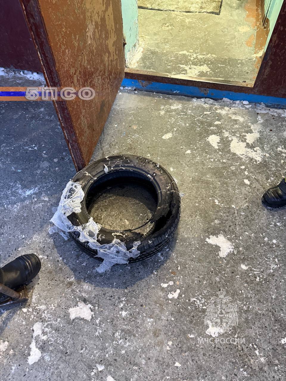 В многоэтажке Нижневартовска вспыхнул пожар из-за шин, которые хранил в подъезде жилец