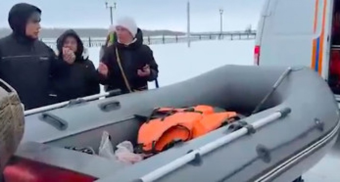В Нижневартовске в прямом эфире спасают собаку, застрявшую на льду Оби