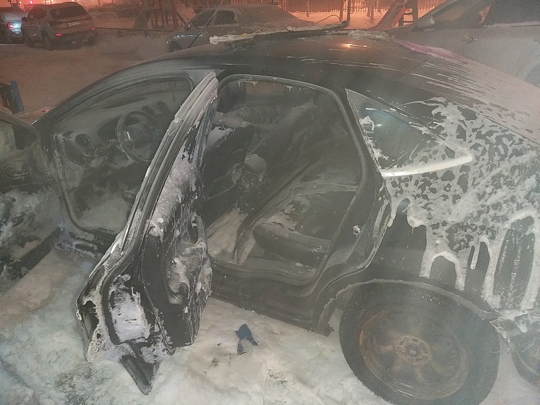В Нижневартовске продолжают гореть автомобили