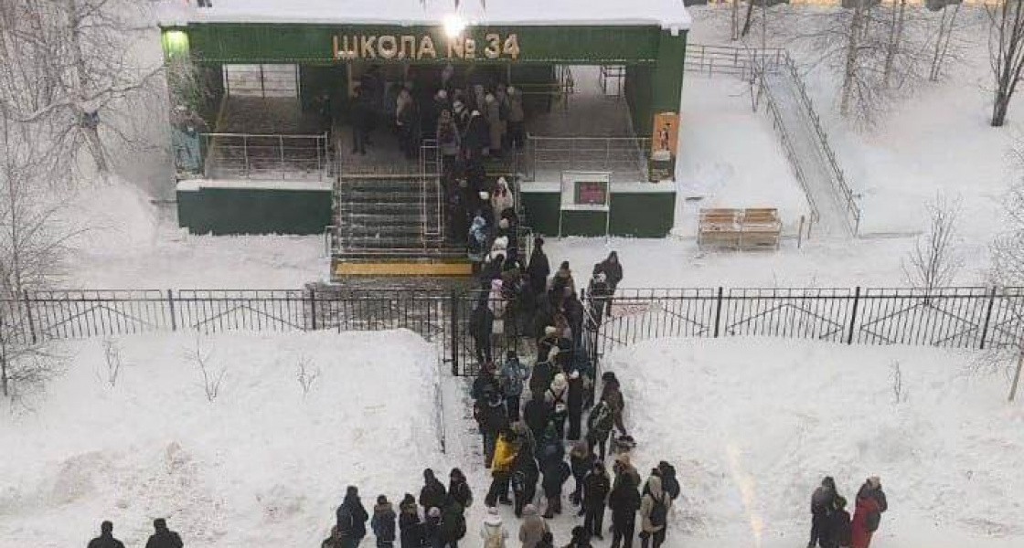 В Нижневартовске дети вынуждены стоять в очереди на улице, чтобы попасть в школу