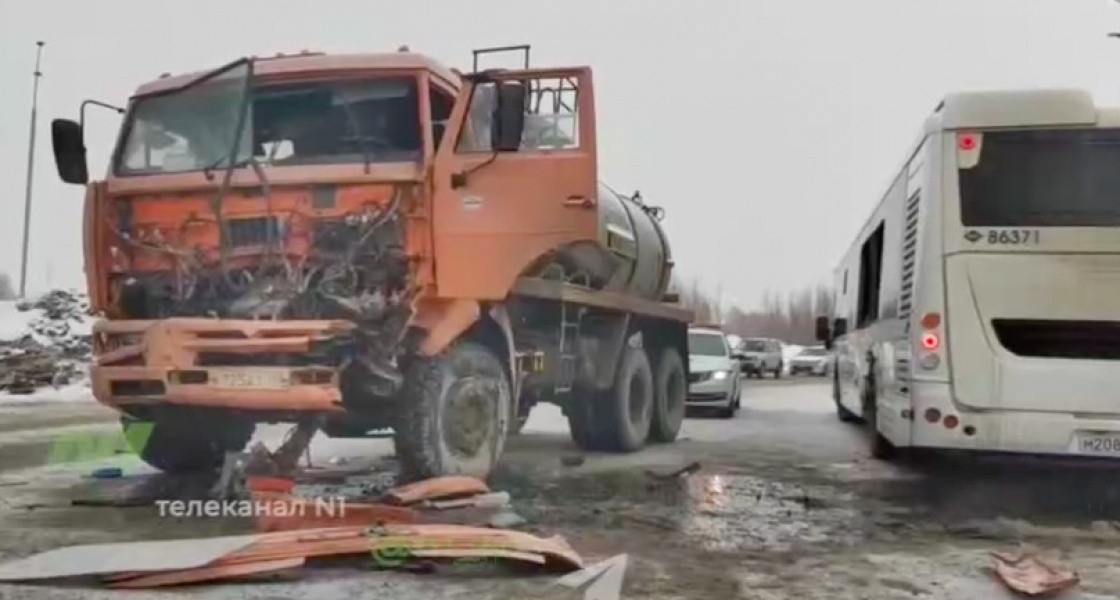 В Нижневартовске городской автобус столкнулся с грузовиком