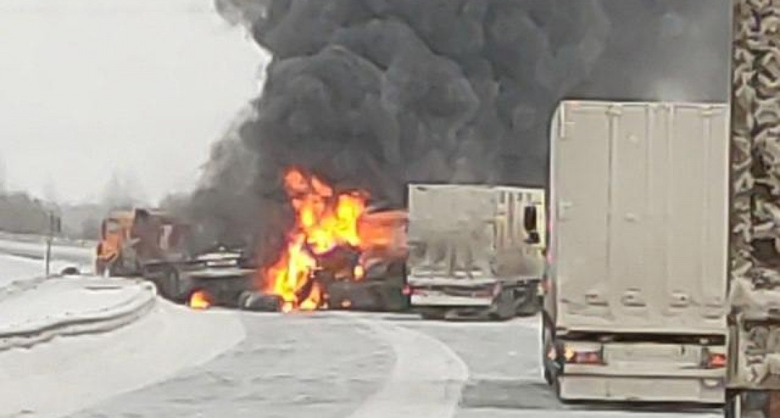 Из-за мощного ДТП с возгоранием в ХМАО полностью перекрыли важнейшую трассу