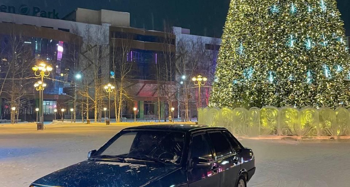 В Нижневартовске лихач сфотографировал машину у главной городской елки и получил уголовку