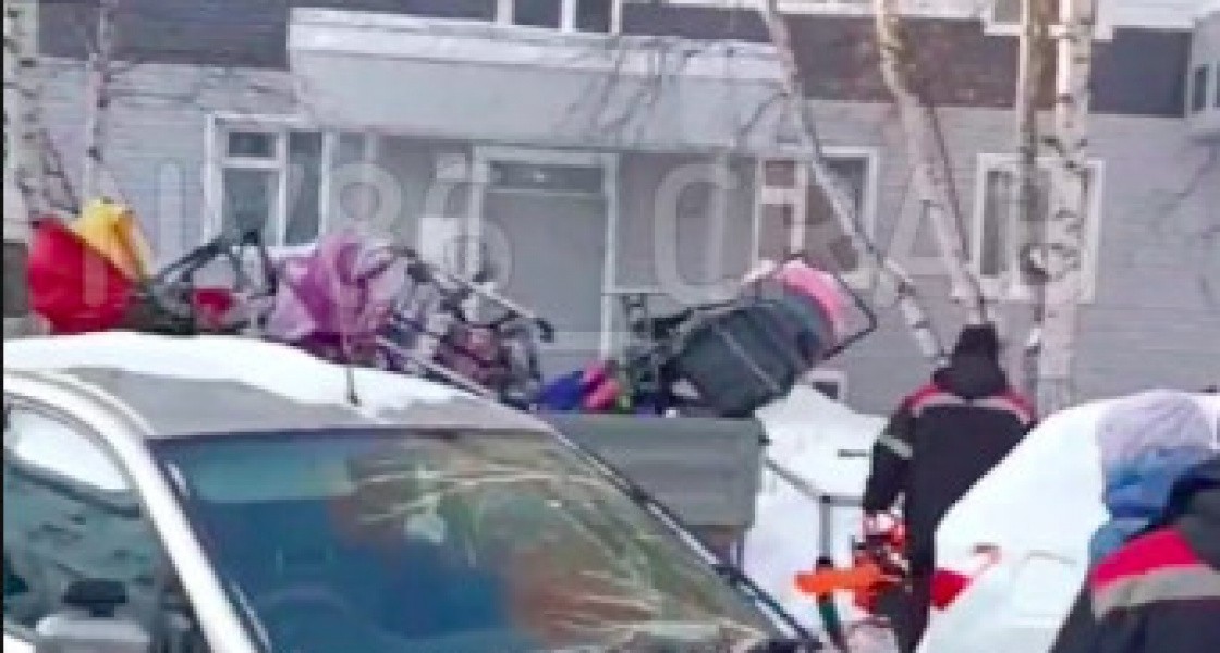 В Нижневартовске коммунальщики вывезли из подъездов все коляски и велосипеды жильцов
