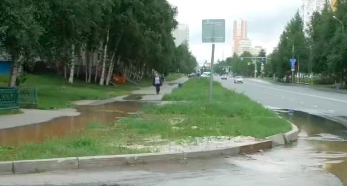Жителей Нижневартовска возмутил очередной порыв на улице Дружбы Народов