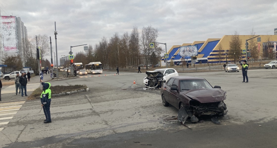 В Нижневартовске на центральном перекрестке произошло жесткое столкновение