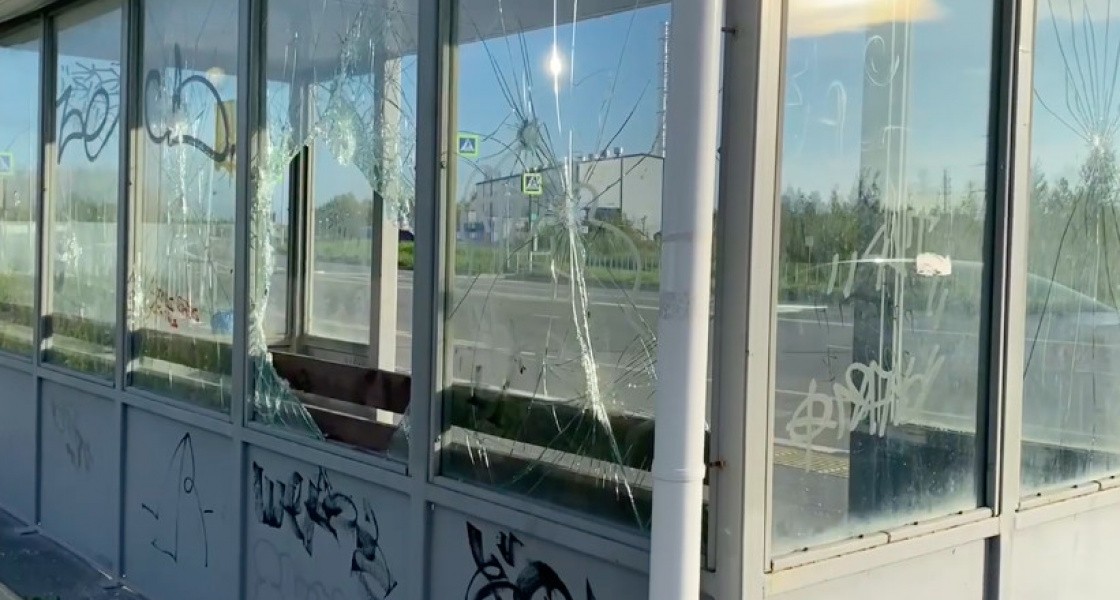 В Нижневартовске вандалы уничтожили автобусную остановку