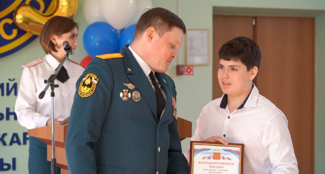 В Нижневартовске наградили школьника за подвиг во время пожара