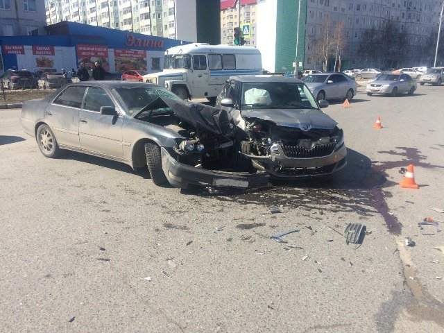 В Нижневартовске двое пострадали при столкновении автомобилей