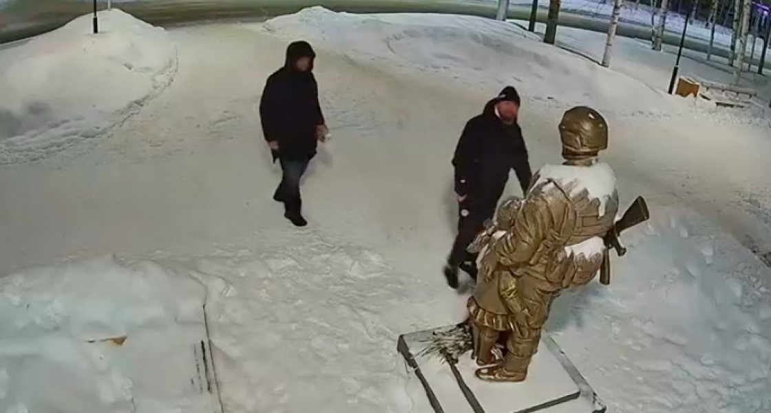 В Нижневартовске вандалы атаковали памятник защитникам Донбасса