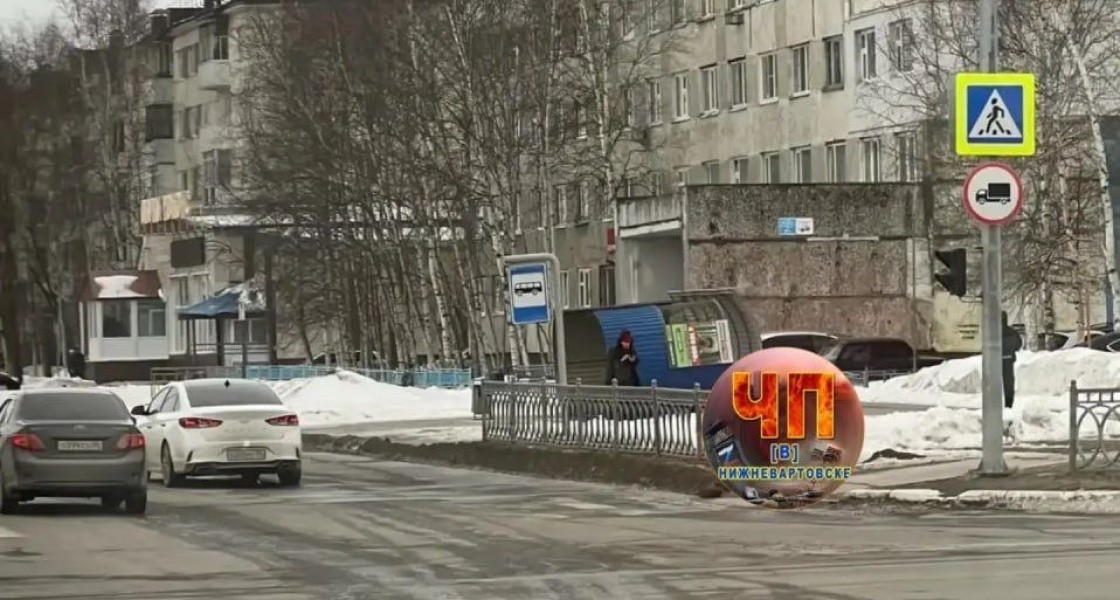 В Нижневартовске ветер опрокинул остановочный павильон