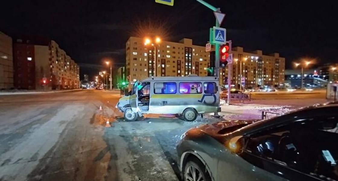 В Нижневартовске произошло жесткое ДТП с микроавтобусом для инвалидов