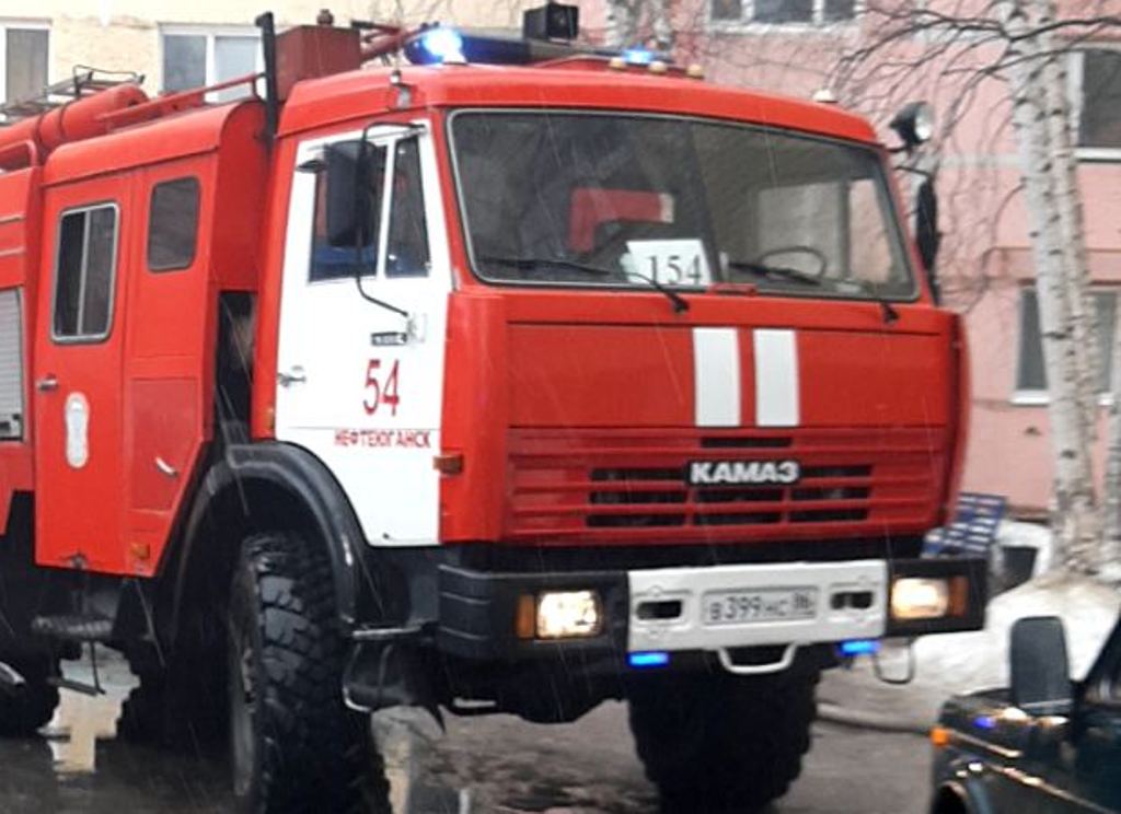 В Югре спасатели вынесли мужчину из горящей квартиры