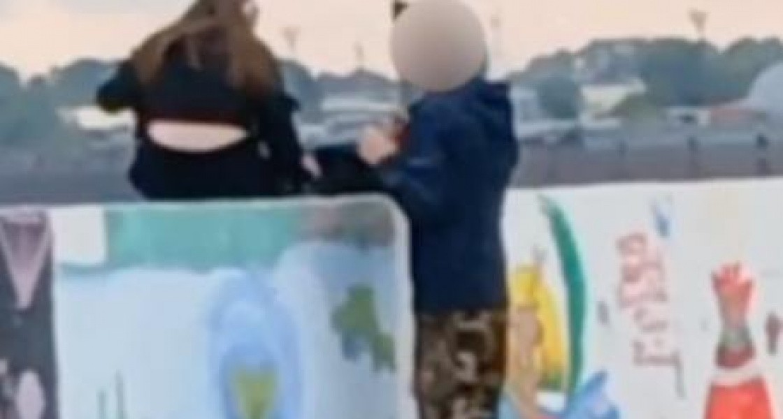 В Нижневартовске разговорчивый мужчина приставал к девочкам-подросткам на набережной