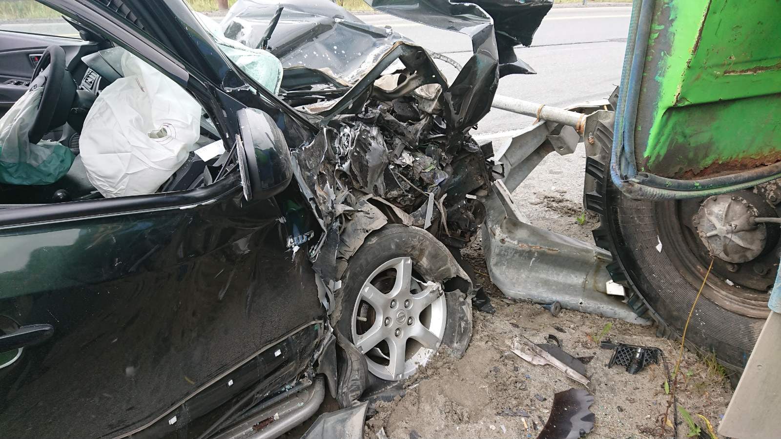 Большегруз смял легковушку на трассе Сургут-Нижневартовск