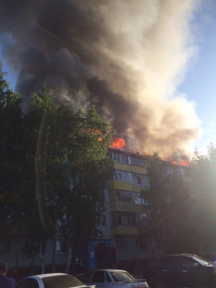 Срочно! В Нижневартовске вспыхнула крыша жилого дома