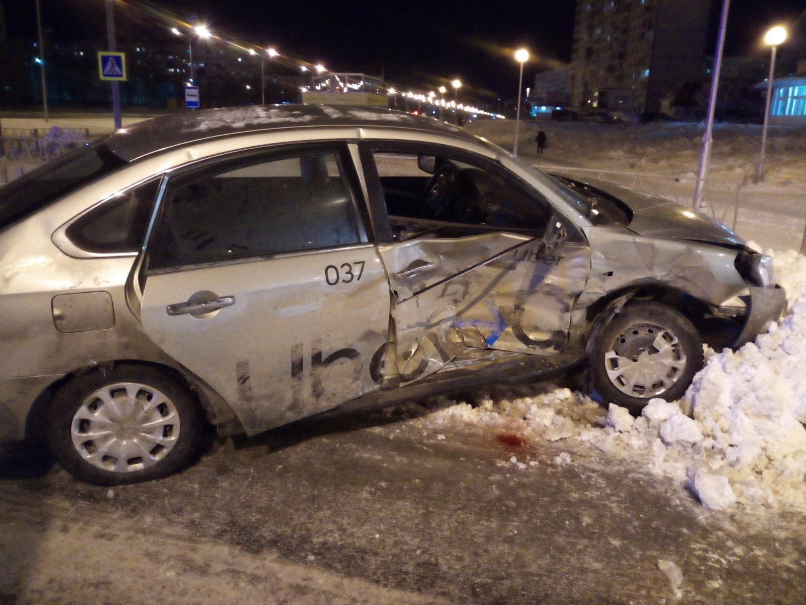 В Нижневартовске столкнулись два автомобиля. Водители госпитализированы