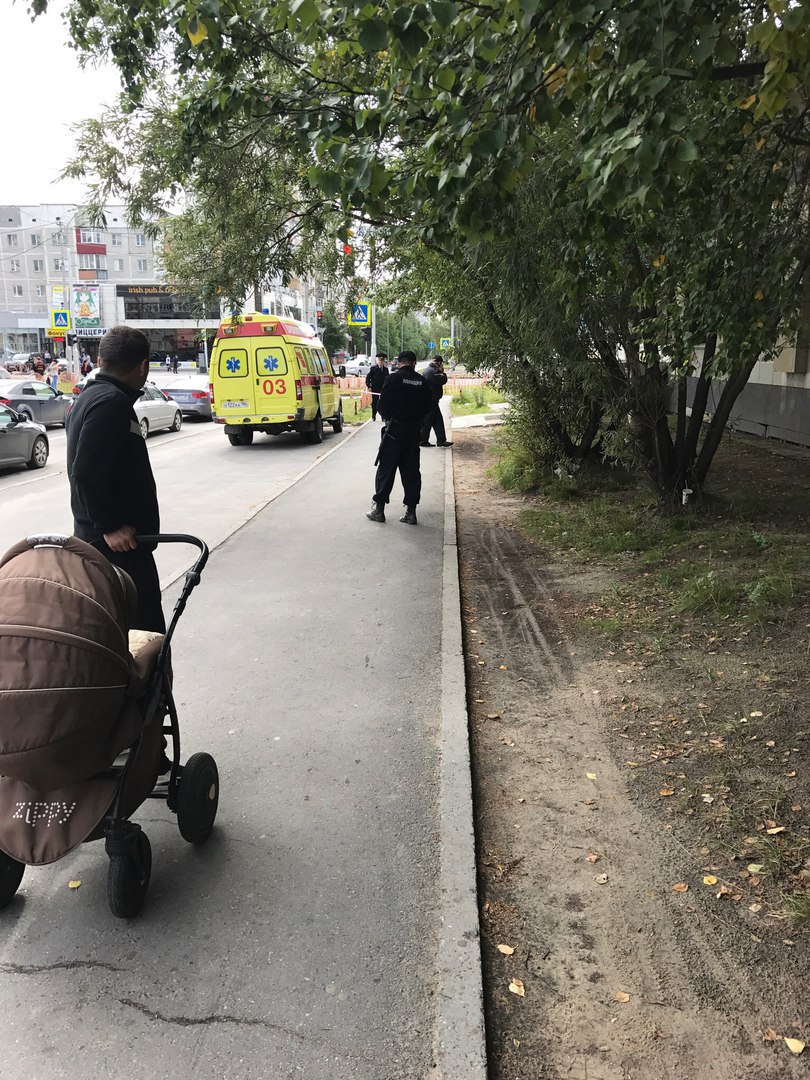 Сургутяне в ужасе. Средь бела дня неизвестный напал на прохожих с ножом
