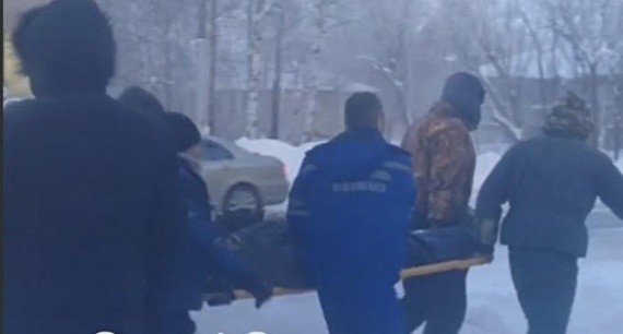 В Югре рабочий сорвался с крыши пятиэтажки. Выжить ему не удалось