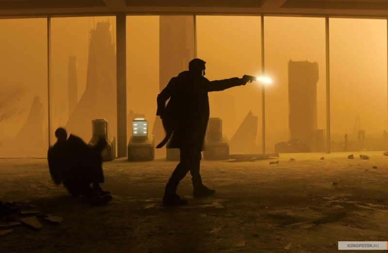 Бегущий по лезвию 2049 (2017)