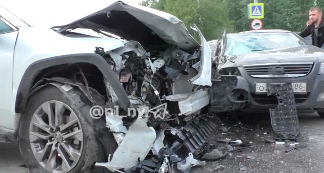 В Нижневартовске две машины разбились на аварийном перекрестке. ВИДЕО