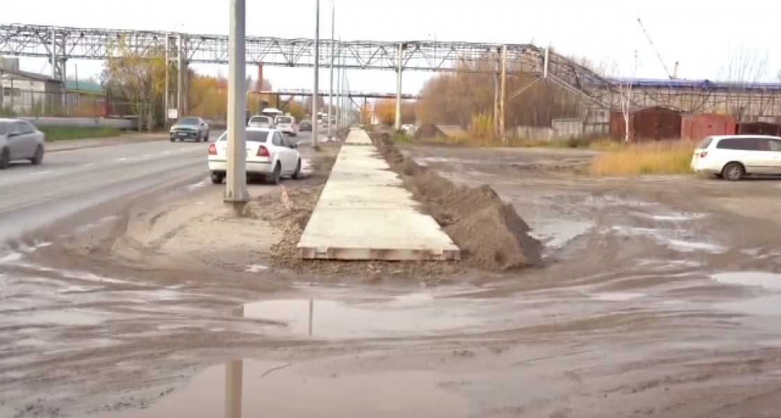В Нижневартовске в промзоне начали выкладывать из плит новый тротуар