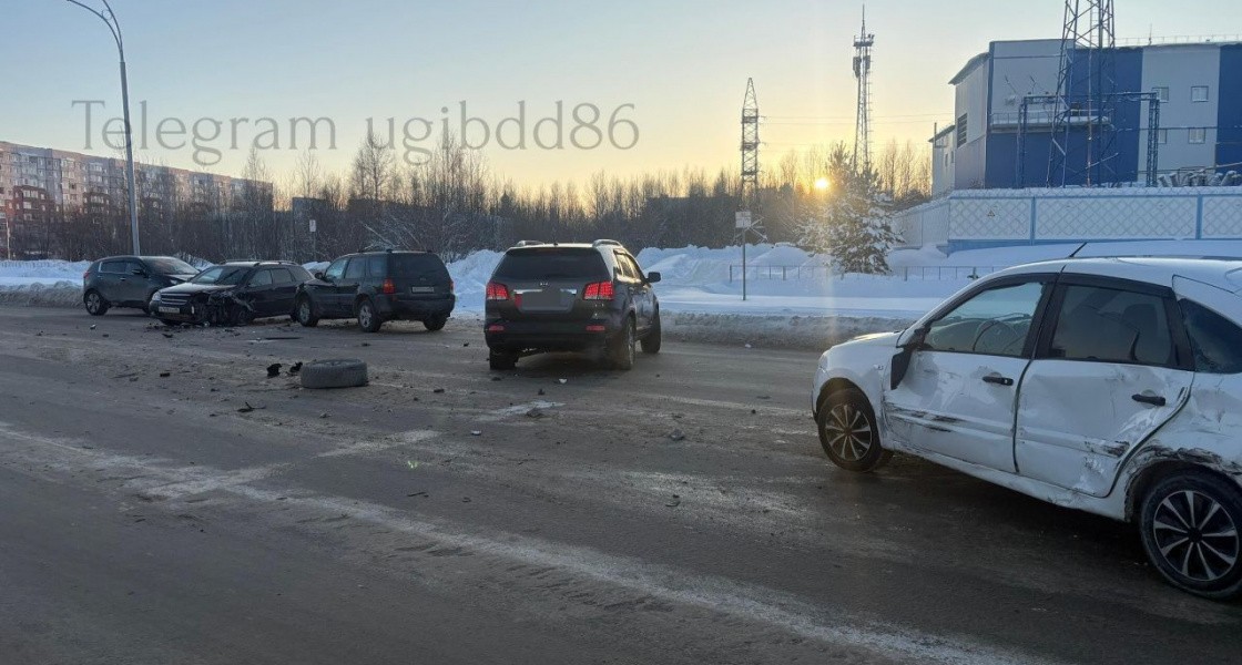 В массовой аварии у вокзала в Нижневартовске пострадали две маленькие девочки