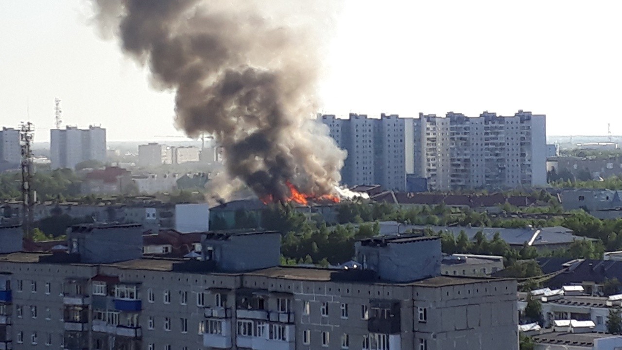 Срочно! В Нижневартовске вспыхнула крыша жилого дома