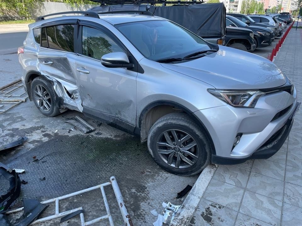 В Нижневартовске «Тойота» врезалась в «Мазду», а та еще в два автомобиля