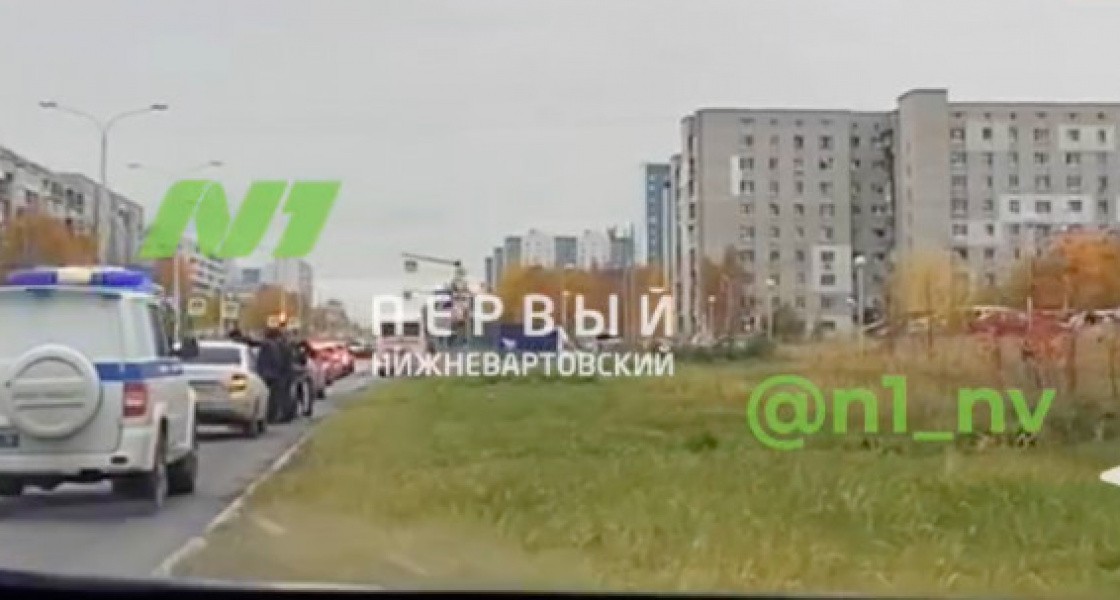 В Нижневартовске во время погони водитель с наркотиками сбил полицейского. ВИДЕО