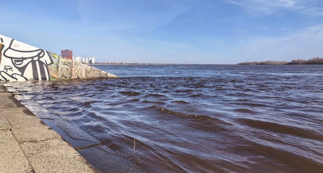 В Нижневартовске вода в Оби преодолела критическую отметку
