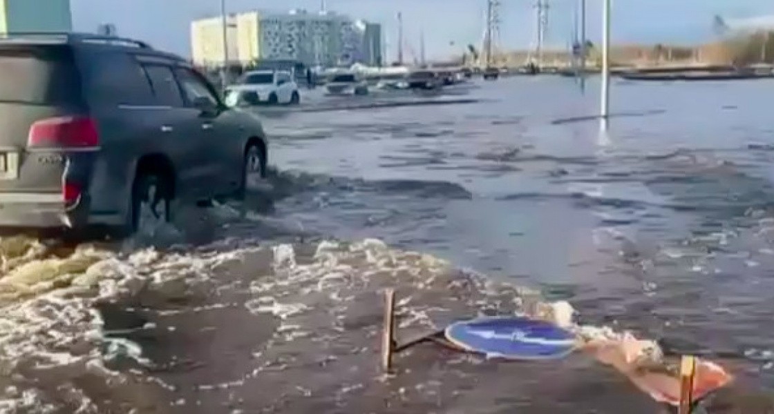 В Нижневартовске мощно затопило дорогу, которую сдали в прошлом году