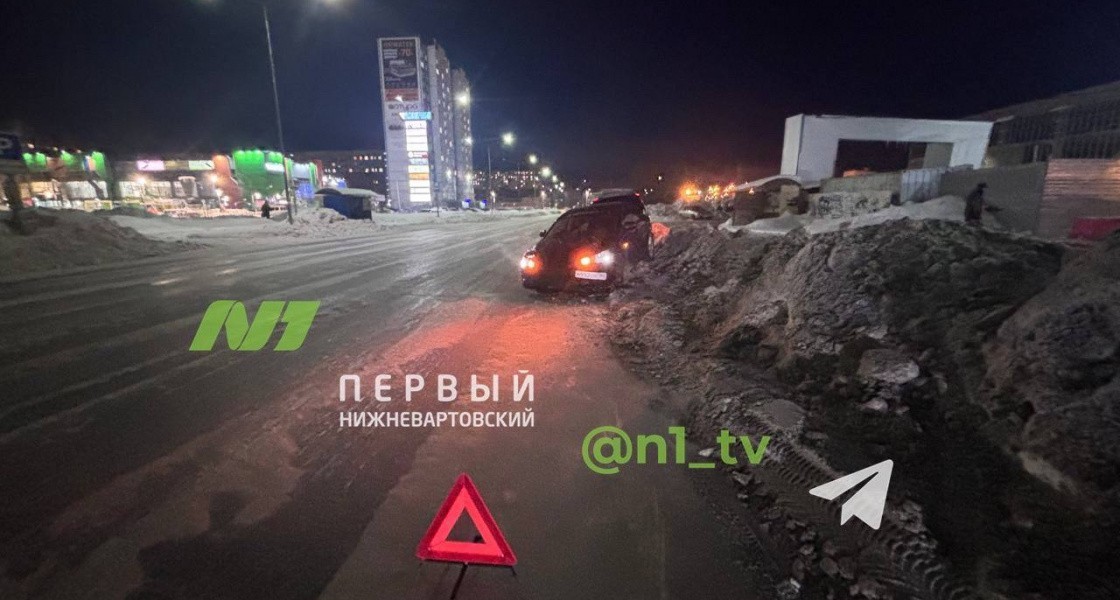 Житель Нижневартовска улетел на автомобиле в сугроб из-за глубокой колеи