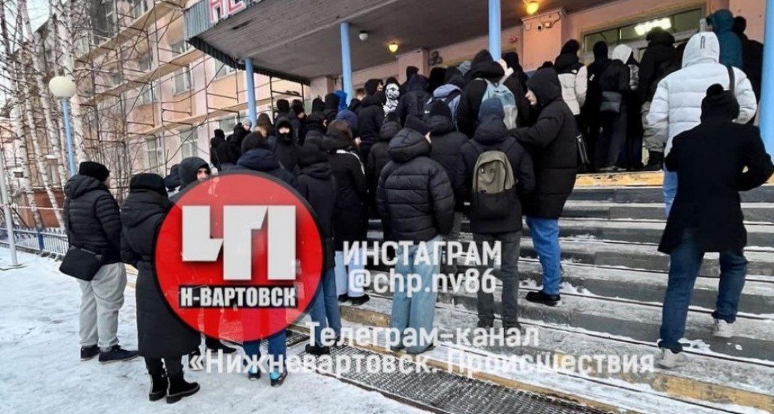 В Нижневартовске студенты мерзнут на улице из-за новой системы пропуска