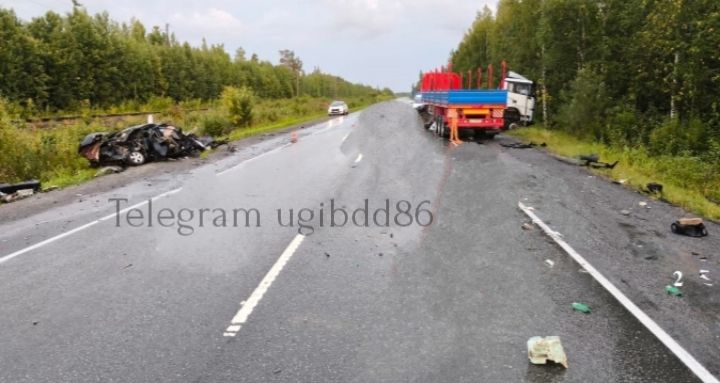 На трассе в ХМАО автомобиль на большой скорости попал под колеса грузовика