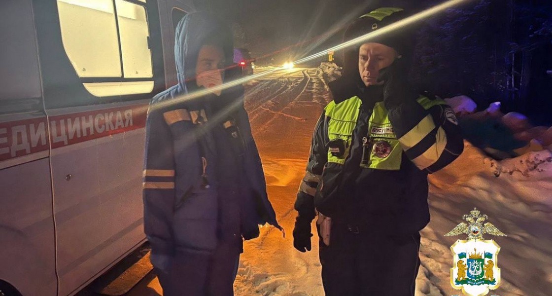 В ХМАО сотрудники ГИБДД спасли мужчину, которому стало плохо за рулем