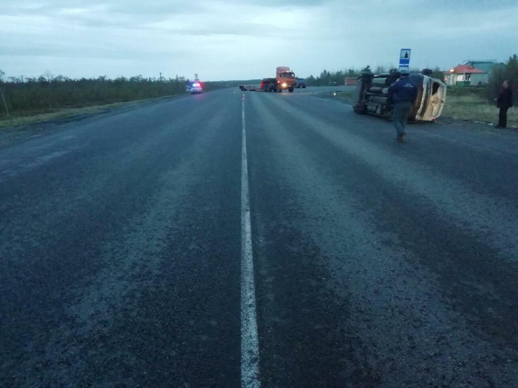 В Югре микроавтобус с пассажирами врезался в грузовик