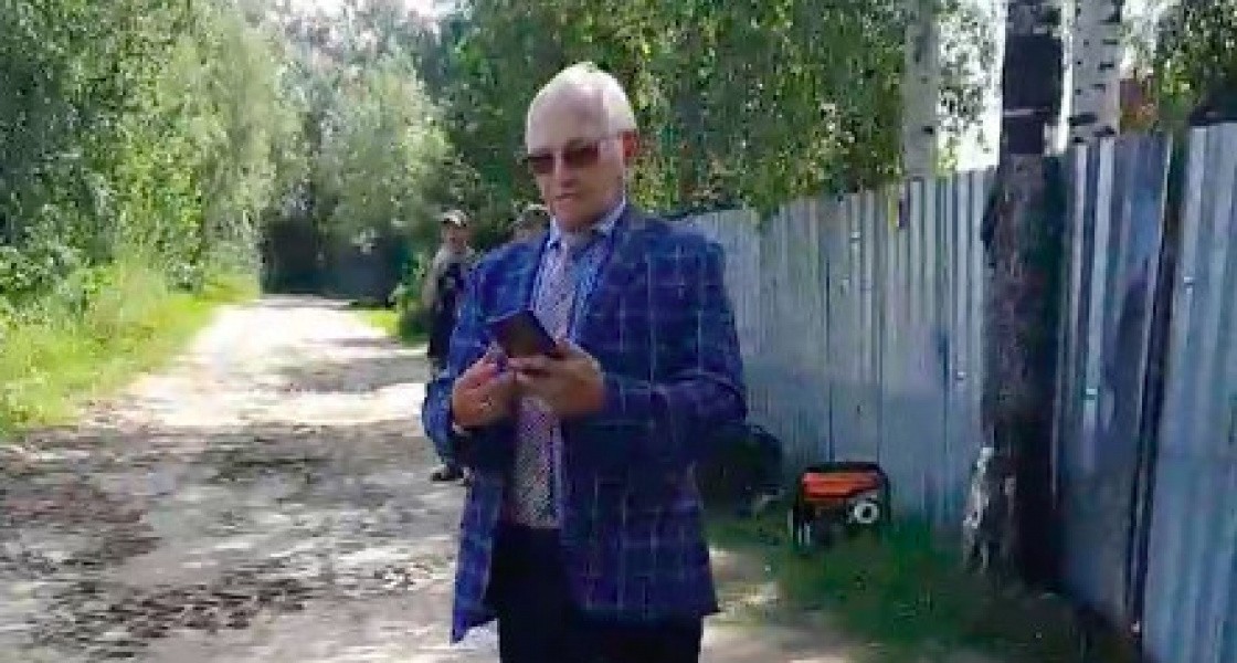 Скандально известный экс-глава ПФР Нижневартовска беспощадно вырубает деревья на глазах у дачников